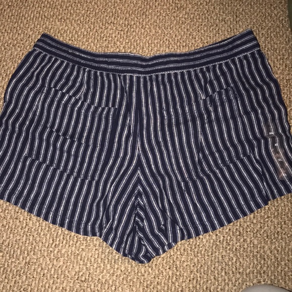 Gap navy and white stripped shorts - Picture 2 of 3